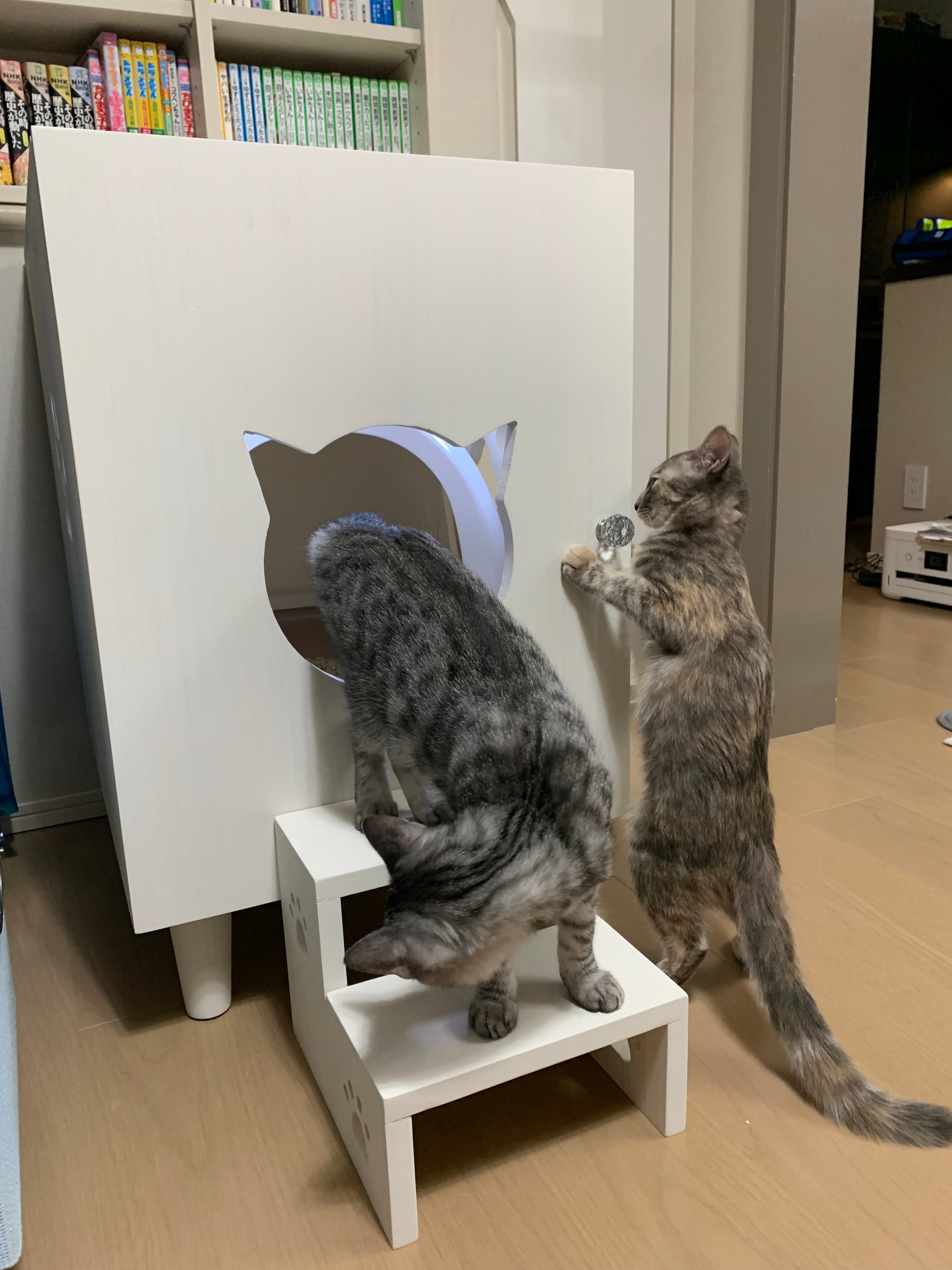 お掃除ロボットも通れる脚付き天然木の猫のトイレカバーハウス